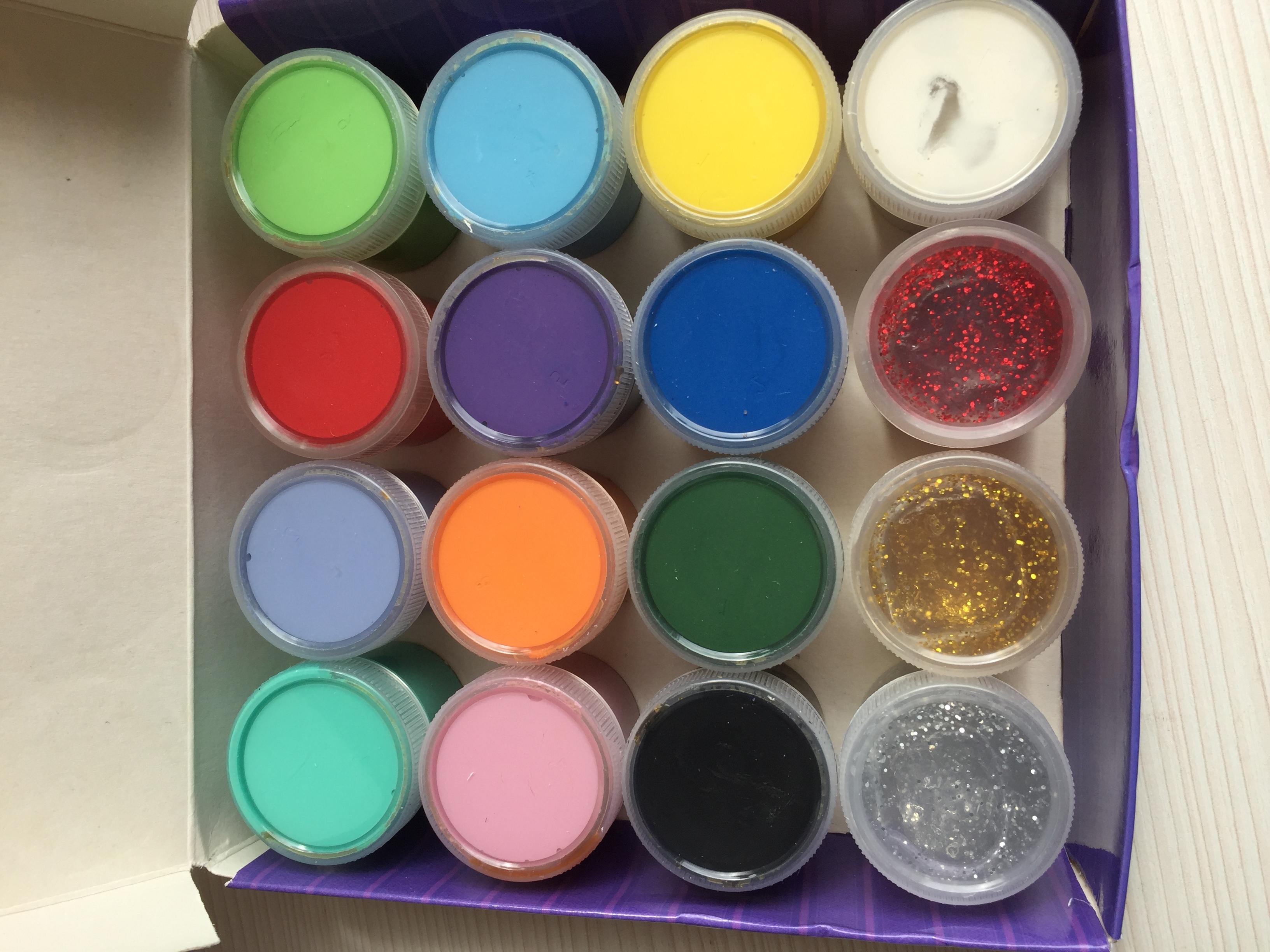 Фотография покупателя товара Гуашь 13 цветов + 3 цвета с блёстками (красный, золото, серебро) по 20 мл, «Маша и Медведь», карамельная