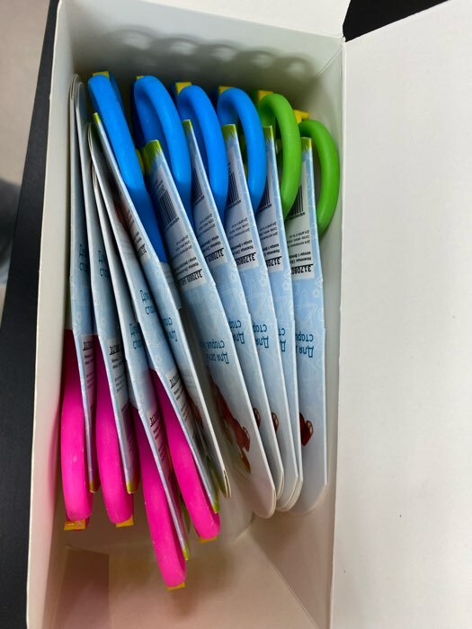Фотография покупателя товара Ножницы 13 см, пластиковые ручки, закруглённые концы, фиксатор, блистер, корпус МИКС