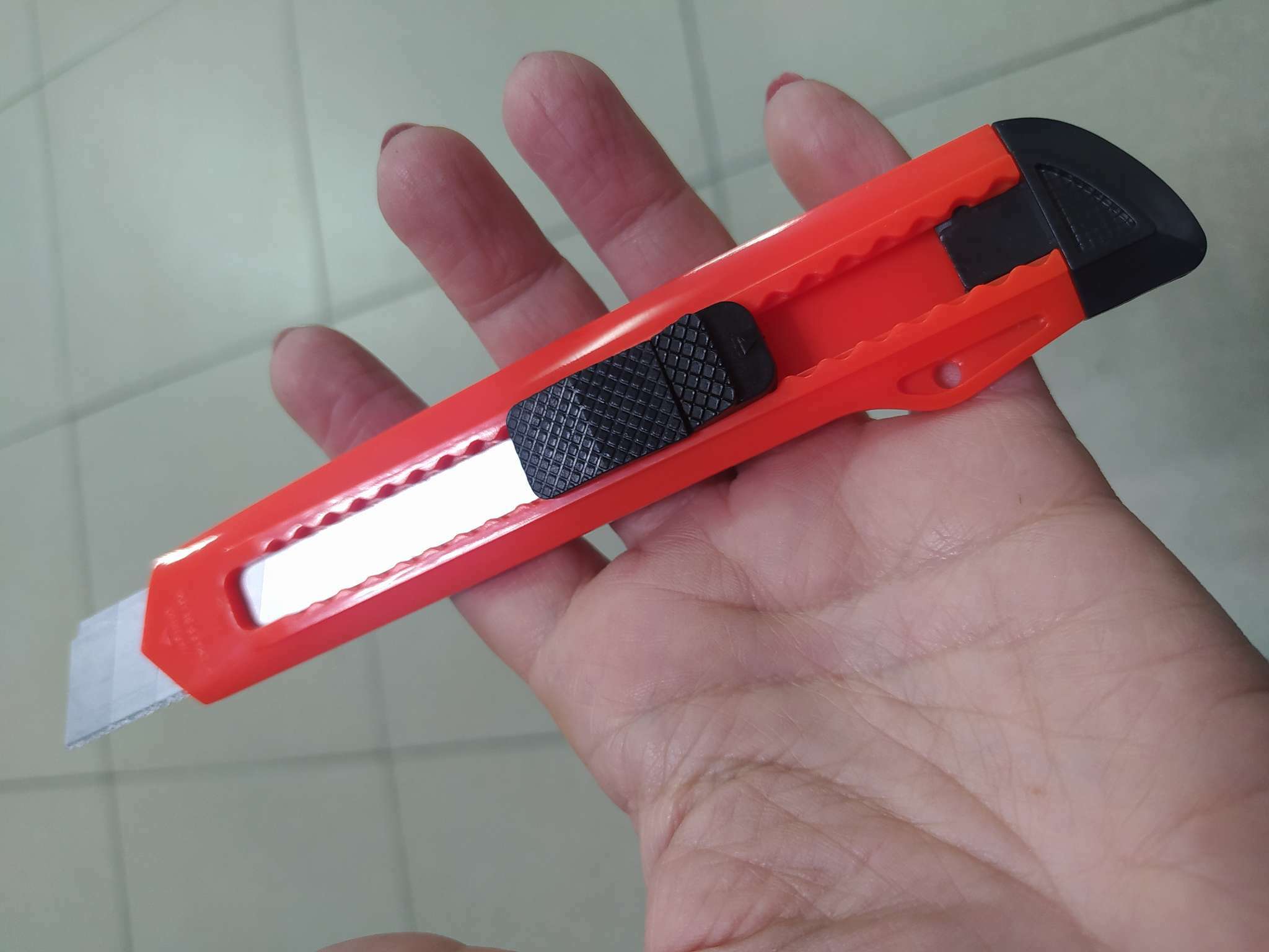Фотография покупателя товара Нож канцелярский 18 мм, ErichKrause Standart, с системой фиксации лезвия push-lock и насадкой для безопасного отделения сегмента лезвия, МИКС