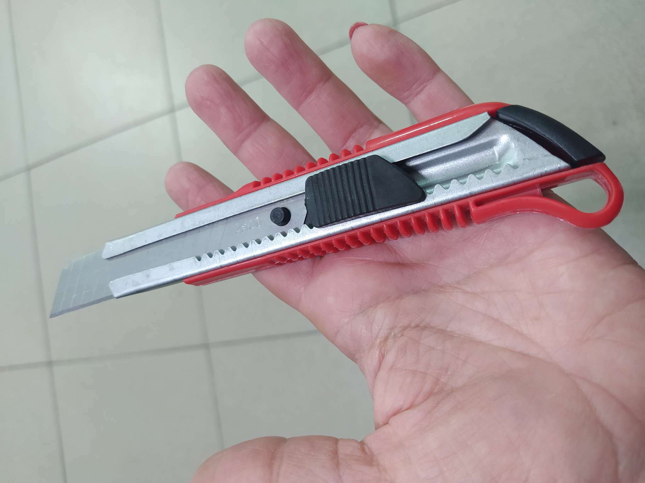 Фотография покупателя товара Нож канцелярский с лезвием 18 мм, с металлическими направляющими, с фиксатором, МИКС