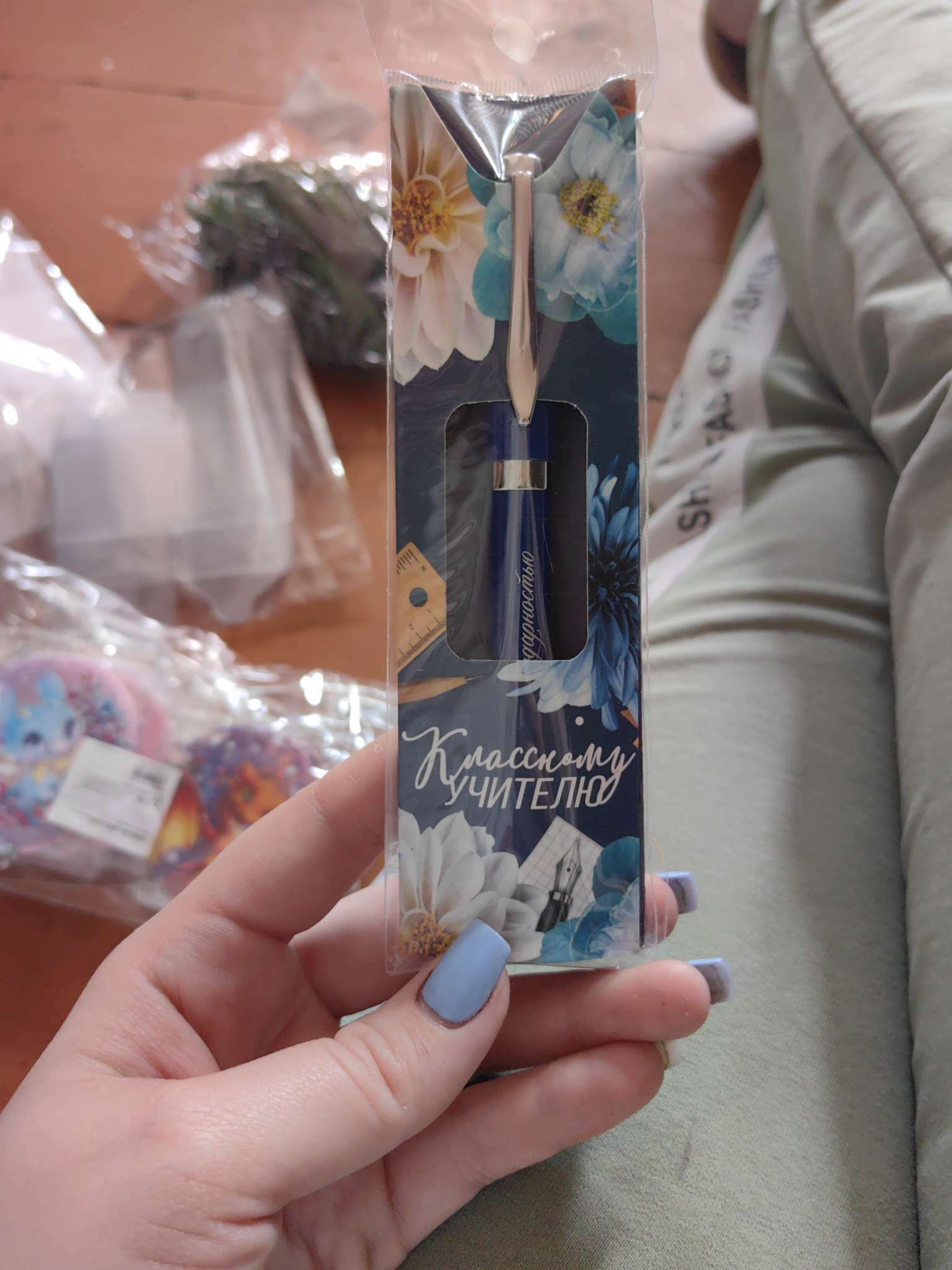 Фотография покупателя товара Ручка шариковая, синяя паста, 1 мм, металл, в подарочной упаковке «Любимому учителю» - Фото 3