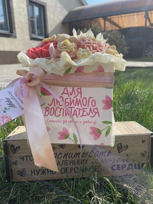 Фотография покупателя товара Коробка подарочная для цветов с PVC крышкой, упаковка, «Воспитателю», 12 х 12 х 12 см - Фото 2