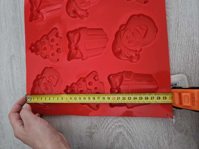 Фотография покупателя товара Форма для украшений 3D Доляна «Подарки под ёлкой», силикон, 30×30 см, 9 ячеек, цвет красный - Фото 3