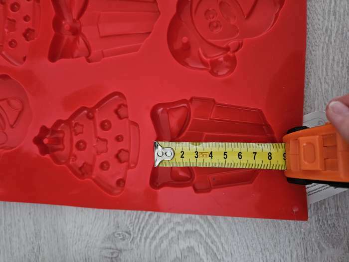 Фотография покупателя товара Форма для украшений 3D Доляна «Подарки под ёлкой», силикон, 30×30 см, 9 ячеек, цвет красный - Фото 4
