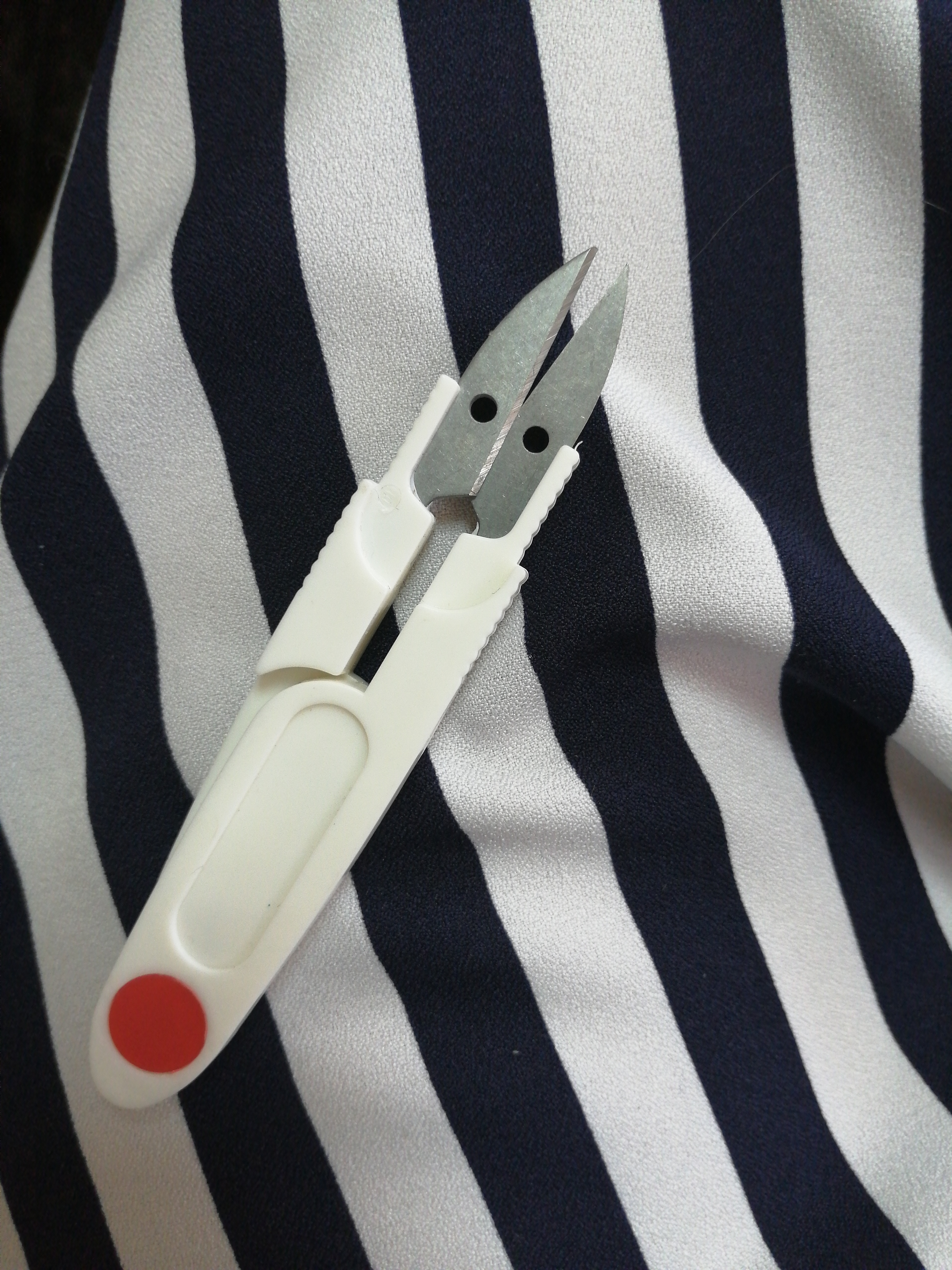 Фотография покупателя товара Ножницы для обрезки ниток, с защитным колпачком, 12 см, цвет МИКС - Фото 11