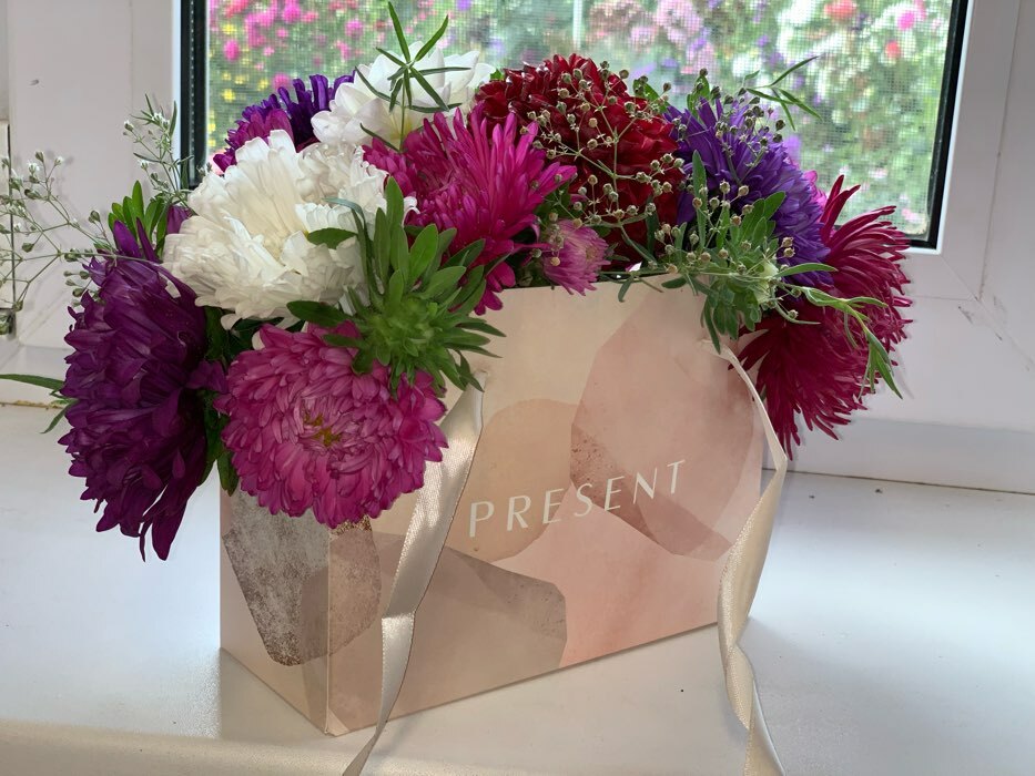 Фотография покупателя товара Переноска для цветов на лентах «Расцветай», 17 х 25 х 9 см - Фото 2