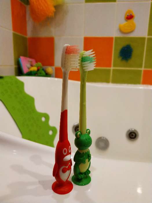 Фотография покупателя товара Детская зубная щётка «Пингвинёнок», двухкомпонентная ручка, мягкая щетина - Фото 1