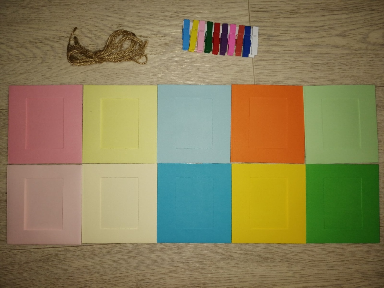 Фотография покупателя товара Набор фоторамок на прищепках "Цветные моменты", веревка: 2,5 м, прищепки: 0,6 × 3.5 × 0.8 см, фоторамки 10 шт., для фото 8,8 × 9,3 см - Фото 1