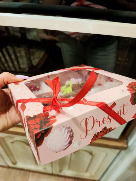 Фотография покупателя товара Коробка под 9 конфет, кондитерская упаковка «Present», 14.7 х 14.7 х 3.5 см