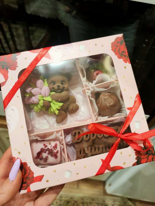 Фотография покупателя товара Коробка под 9 конфет, кондитерская упаковка «Present», 14.7 х 14.7 х 3.5 см - Фото 4