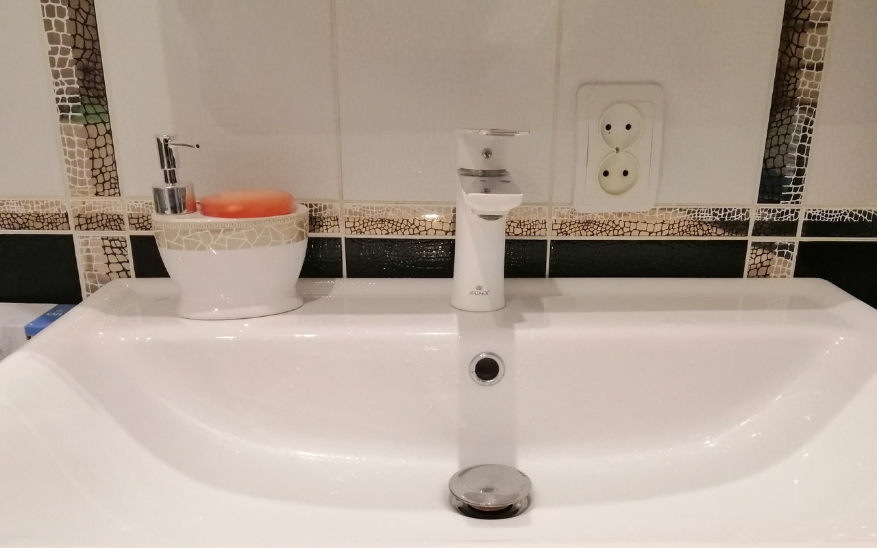 Фотография покупателя товара Набор аксессуаров для ванной комнаты Доляна «Мрамор», 3 предмета (дозатор с подставкой 550 мл, 2 стакана)