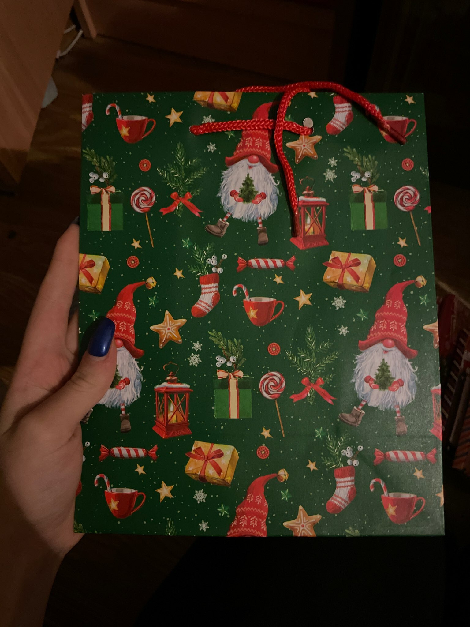 Фотография покупателя товара Пакет подарочный новогодний ламинированный «Снегирь на ветке », 18×22.3×10 см - Фото 8