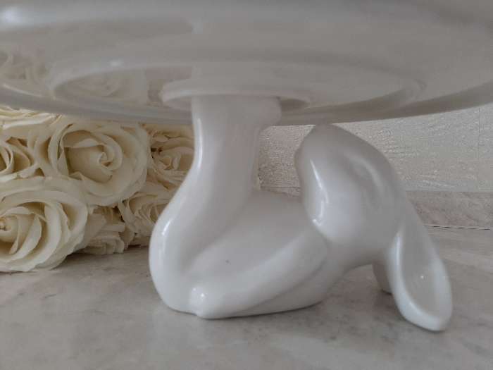 Фотография покупателя товара Подставка керамическая для торта Доляна «Кролл», 25×10 см, цвет белый - Фото 12
