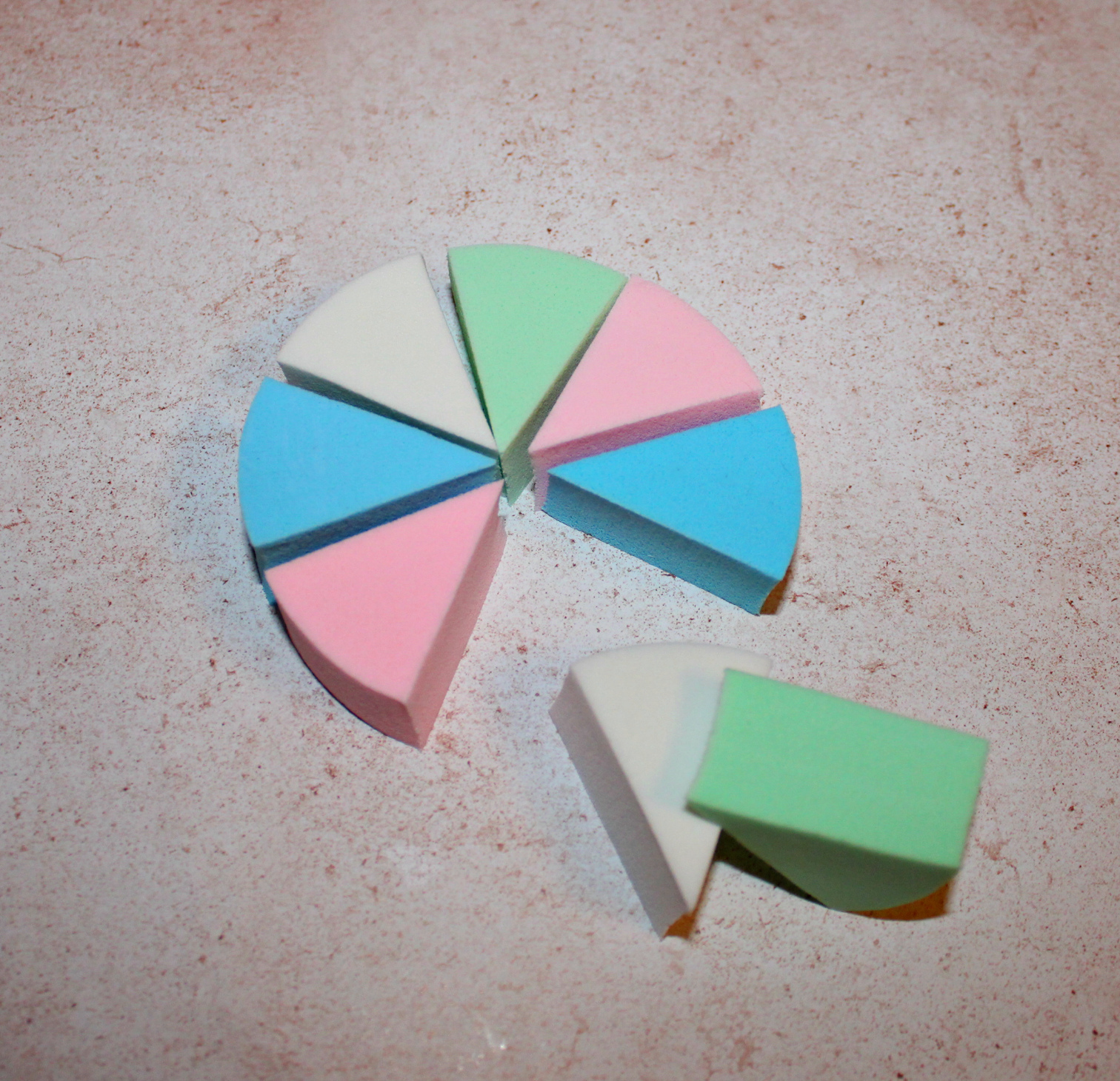Фотография покупателя товара Спонжи для макияжа, набор - 8 шт, 3,5 × 3 см, разноцветные