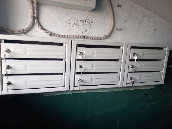 Фотография покупателя товара Ящик почтовый многосекционный, 3 секций, с задней стенкой, серый, дверка МИКС - Фото 1