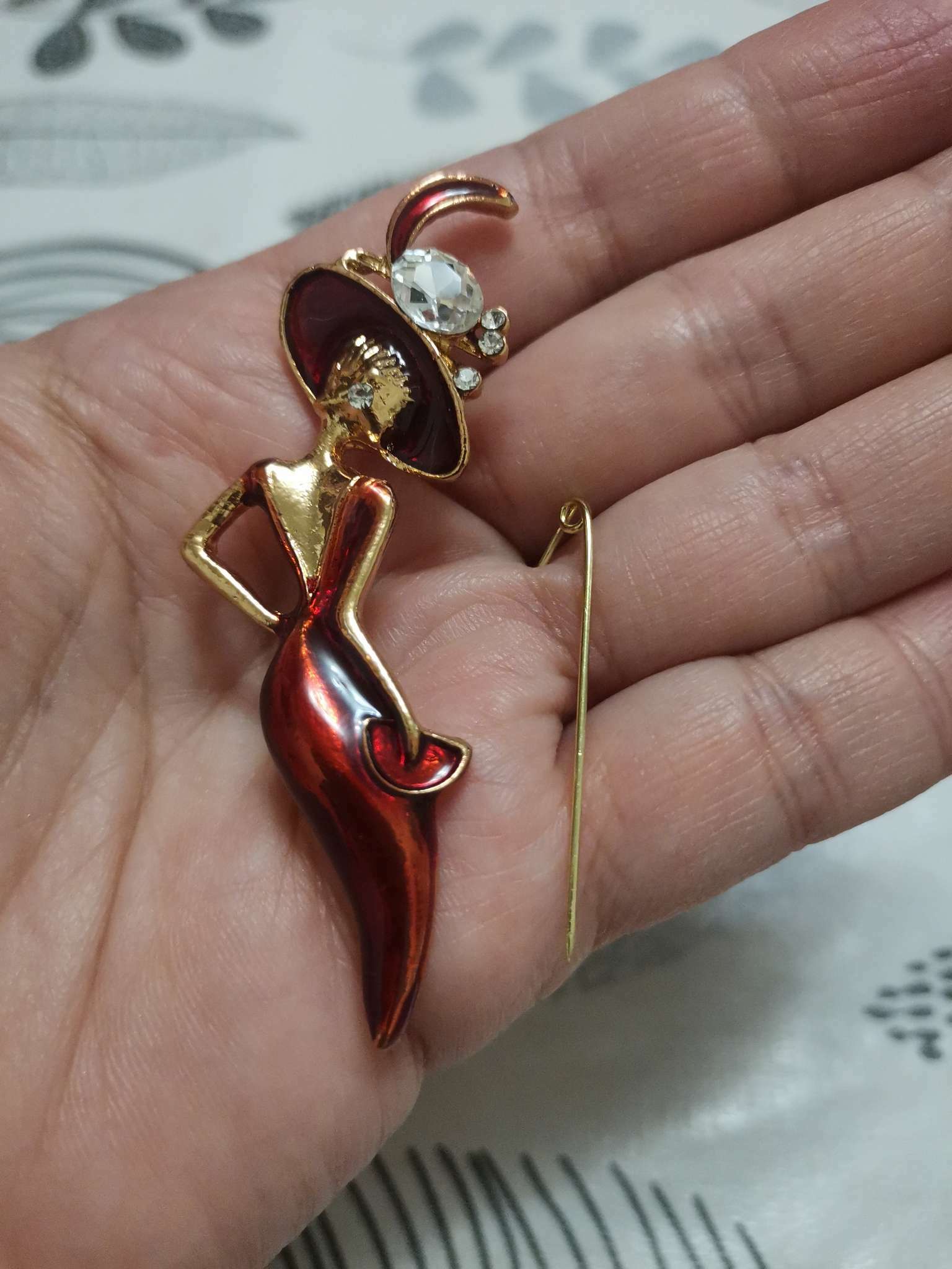 Фотография покупателя товара Брошь «Леди» в шляпке, цвет красный в золоте - Фото 2