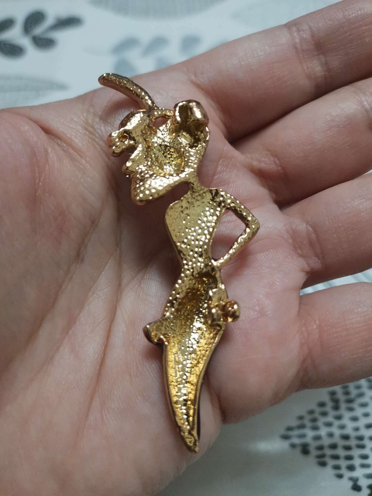 Фотография покупателя товара Брошь «Леди» в шляпке, цвет красный в золоте - Фото 4