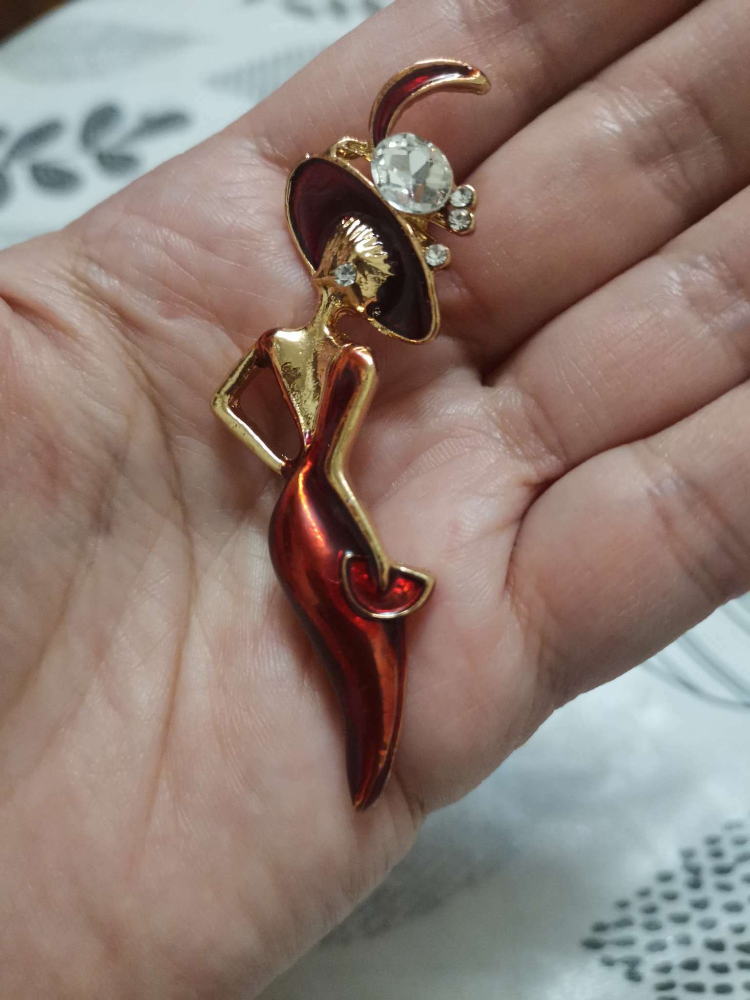 Фотография покупателя товара Брошь «Леди» в шляпке, цвет красный в золоте - Фото 1