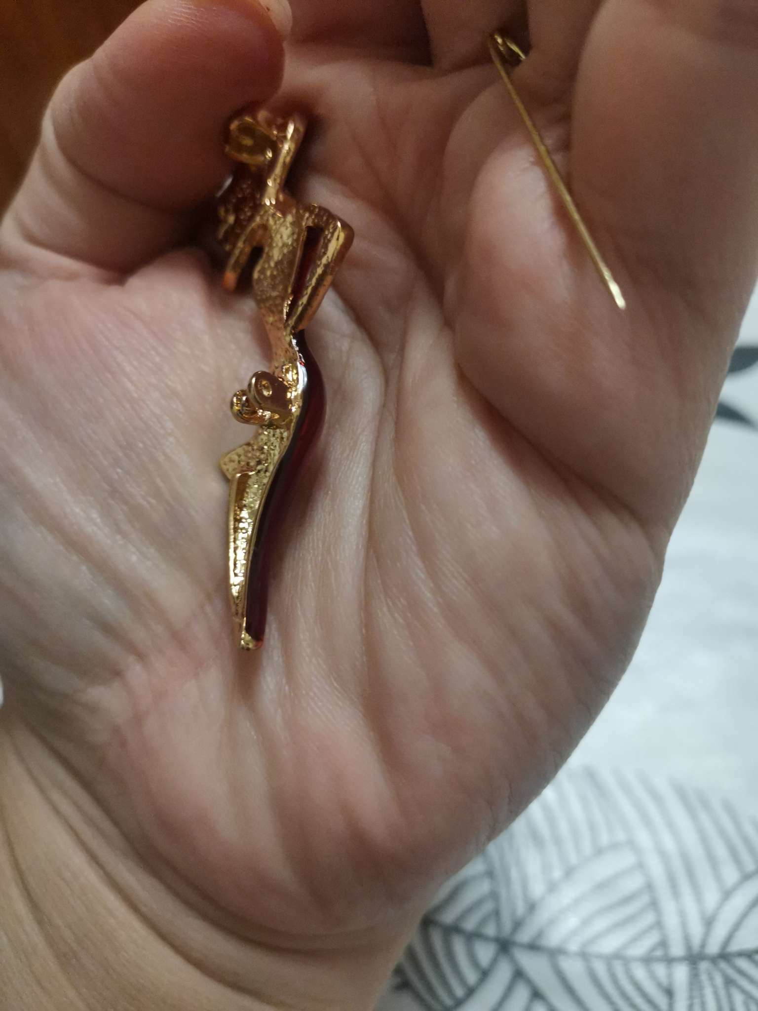 Фотография покупателя товара Брошь «Леди» в шляпке, цвет красный в золоте - Фото 3