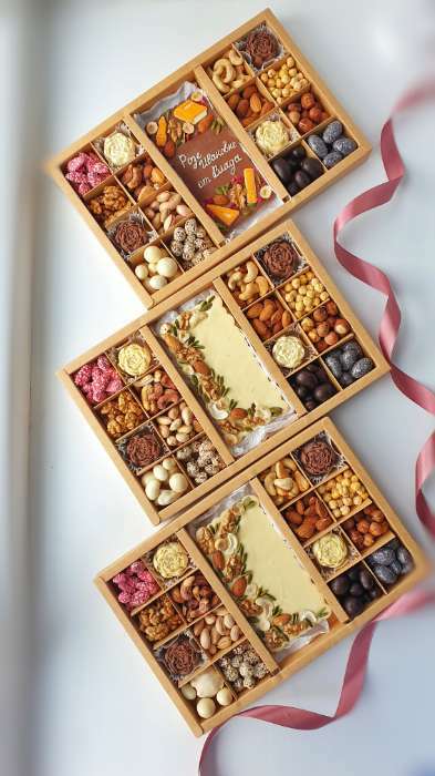 Фотография покупателя товара Коробка по 8 + 8 конфет + шоколад, с окном, крафт 30 х 19,5 х 3 см