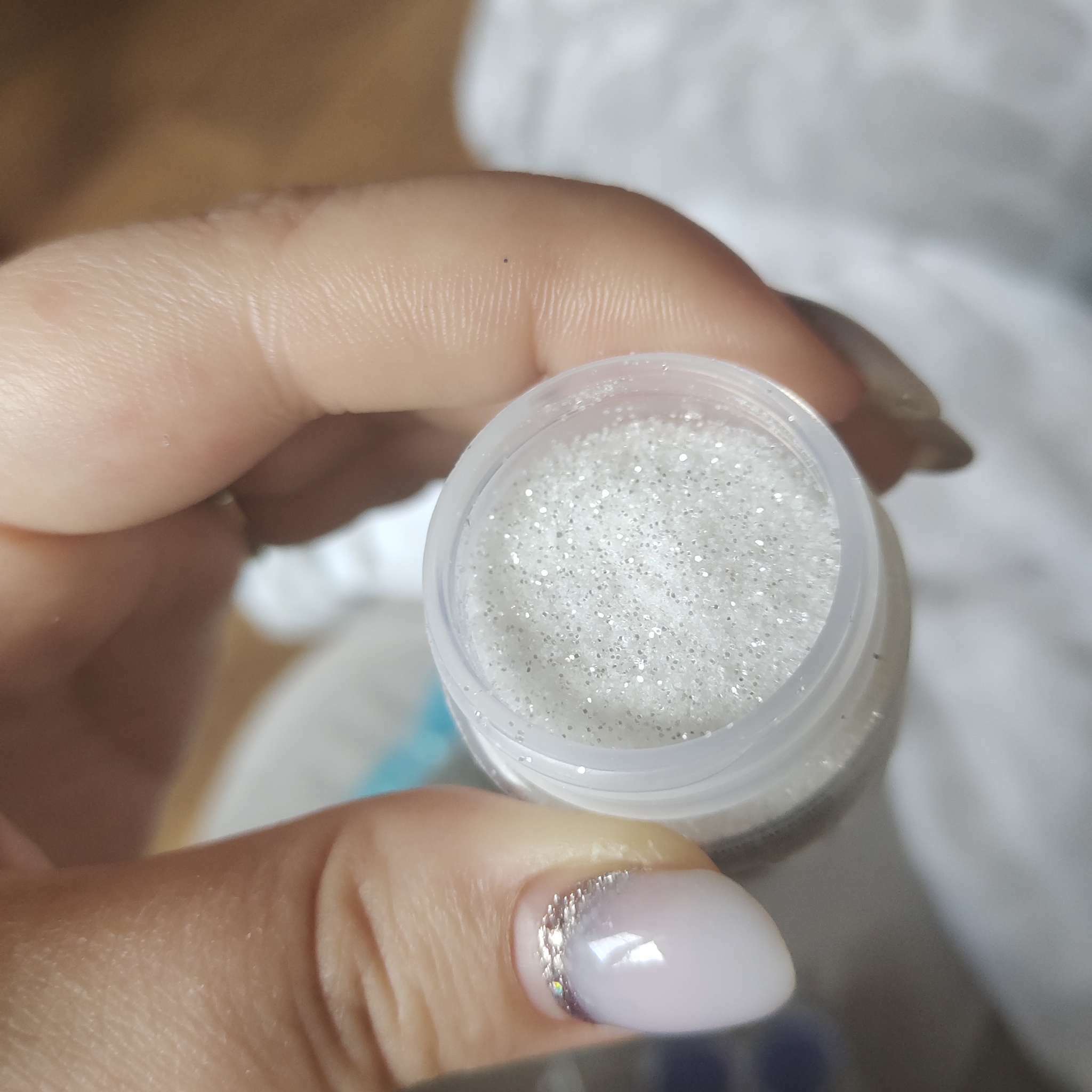 Фотография покупателя товара Декоративные блёстки LUXART LuxGlitter (сухие), 20 мл, размер 0.2 мм, белые - Фото 3