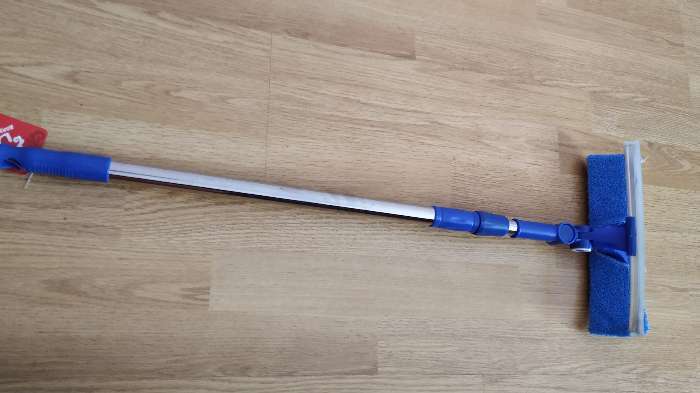 Фотография покупателя товара Окномойка с телескопической стальной ручкой и сгоном Доляна, 23×68(100) см, поворотная головка, микрофибра, цвет МИКС