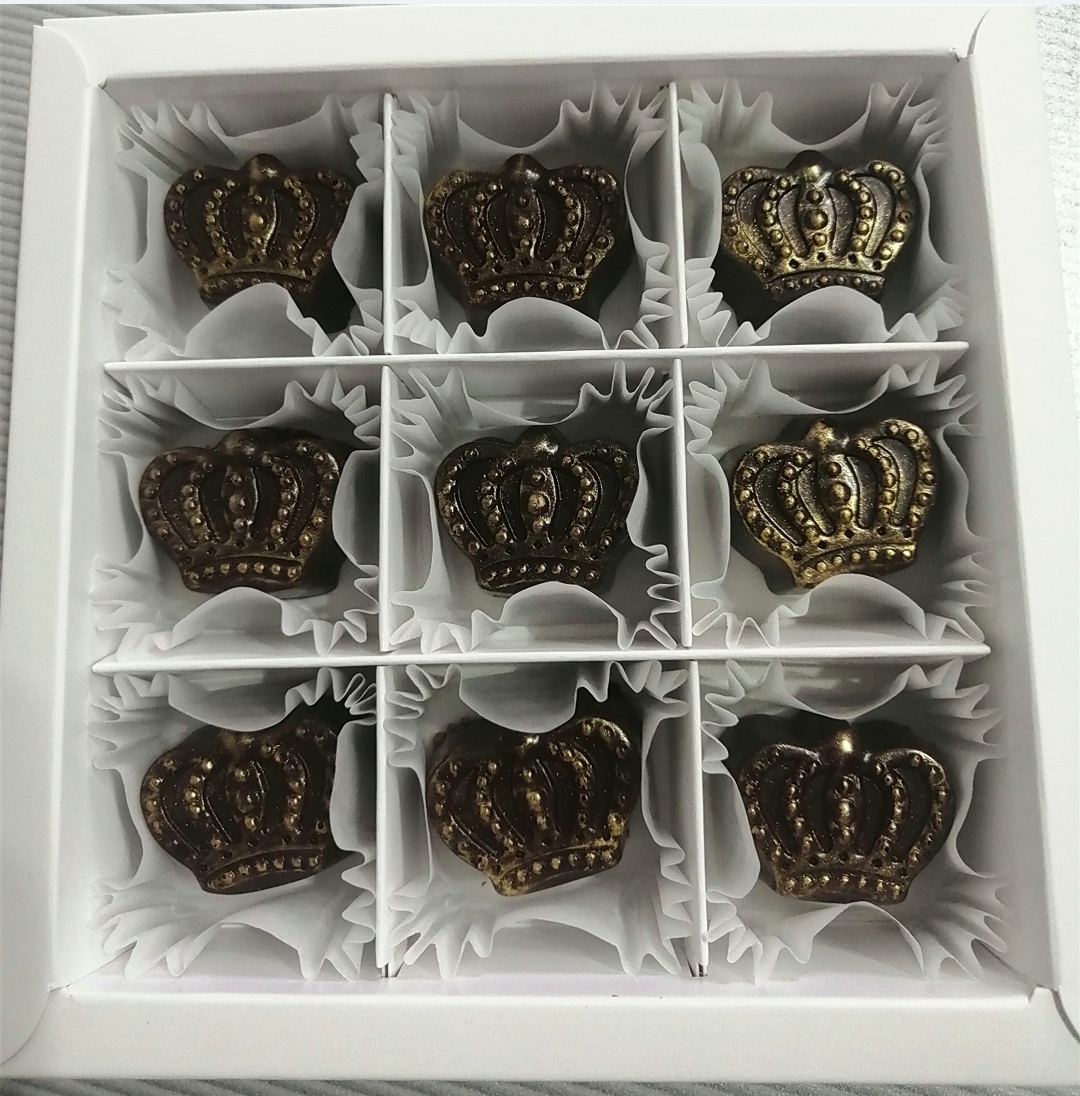 Фотография покупателя товара Коробка под 9 конфет с обечайкой, с окном, с тонкими разделителями, белый 14,7х14,7х3,4 см
