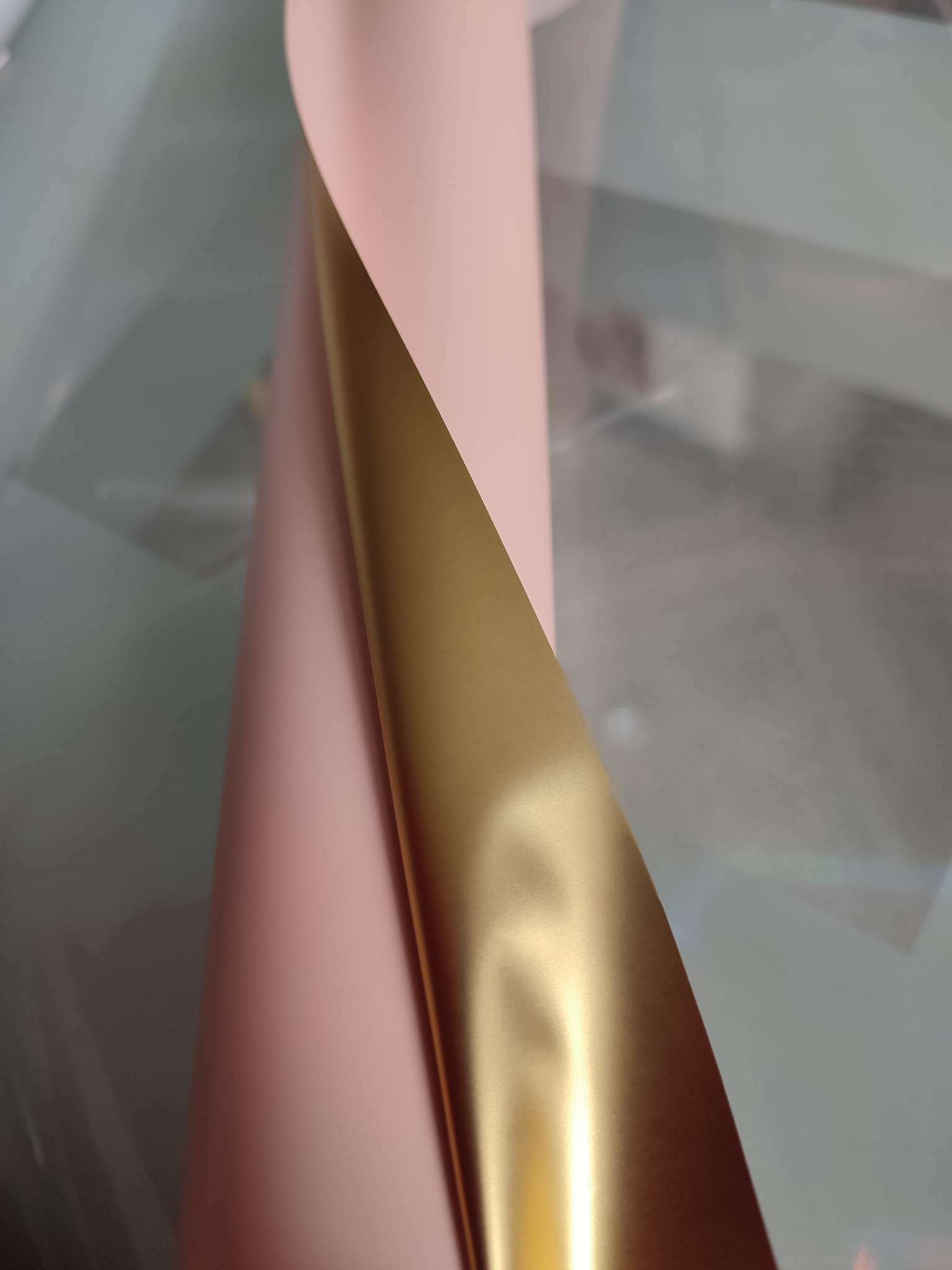 Фотография покупателя товара Пленка для цветов "Пленка с золотом", цвет розовый, 58 см х 5 м - Фото 2