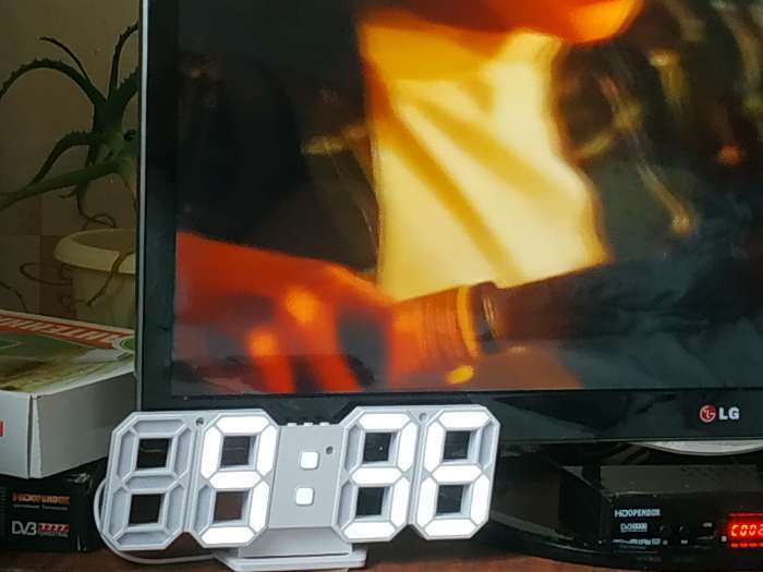 Фотография покупателя товара Часы электронные настольные "Цифры", с подвесом, белая индикация, 9 х 3 х 23 см, от USB - Фото 8