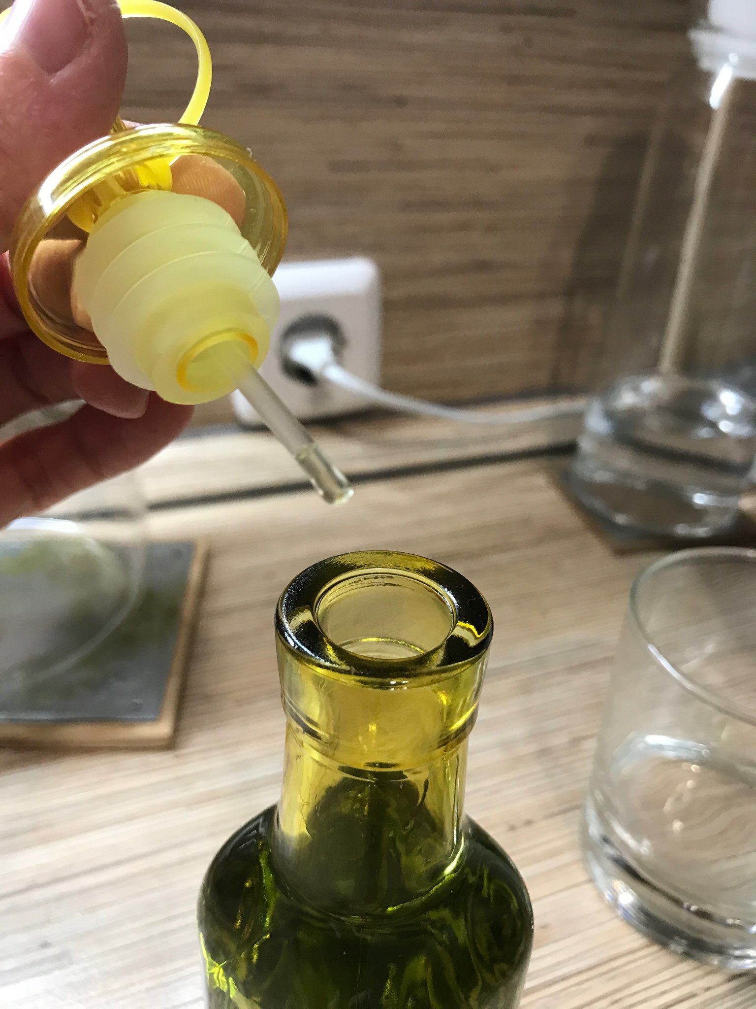 Фотография покупателя товара Бутыль стеклянная для соусов и масла Доляна «Галерея», 200 мл, h=19 см, цвет МИКС - Фото 2