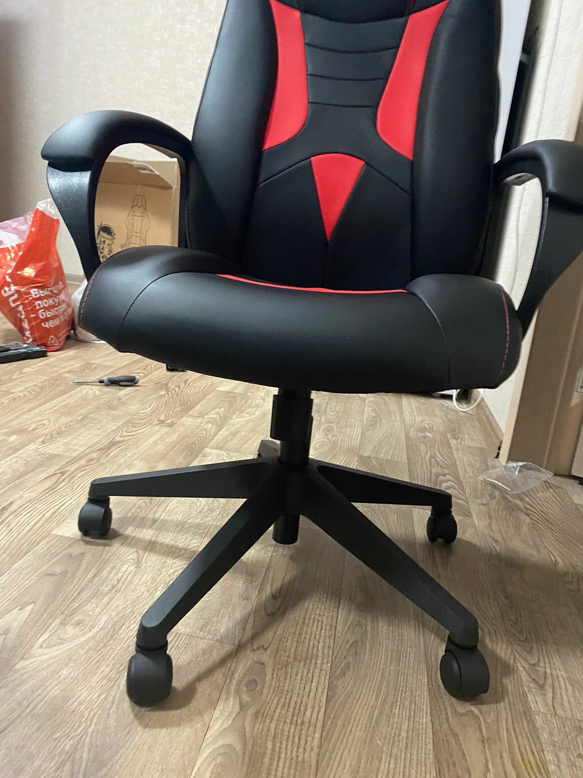 Фотография покупателя товара Кресло игровое  ZOMBIE 8 RED черный/красный, экокожа