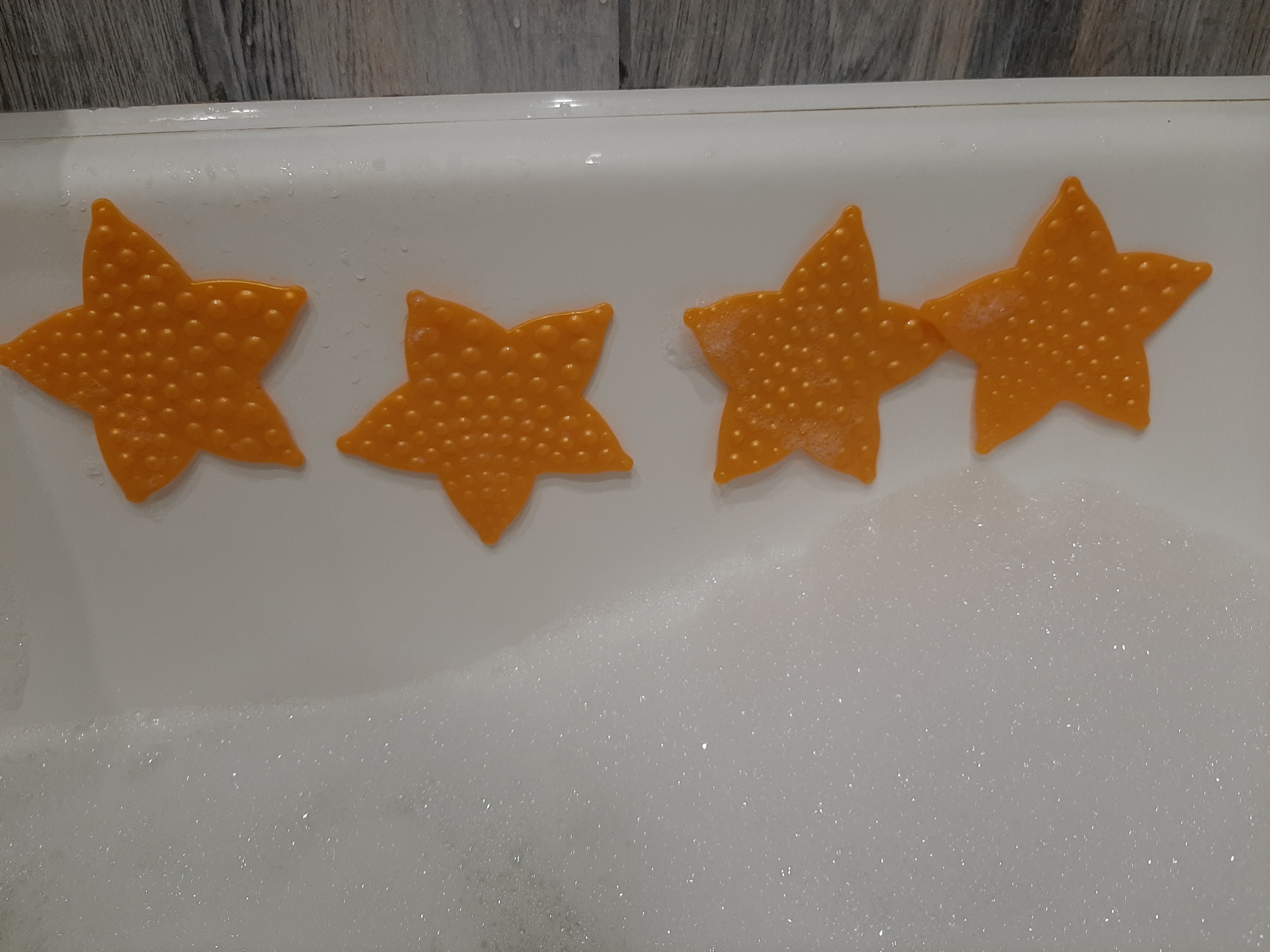 Фотография покупателя товара Набор мини-ковриков для ванны на присосках Доляна «Звезда», 10×10 см, 6 шт, цвет МИКС - Фото 3