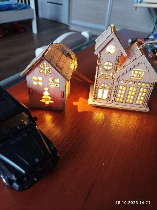Фотография покупателя товара Ёлочная игрушка «Резной домик», 9х5х7 см, 1 LED, от батареек, свечение тёплое белое - Фото 13