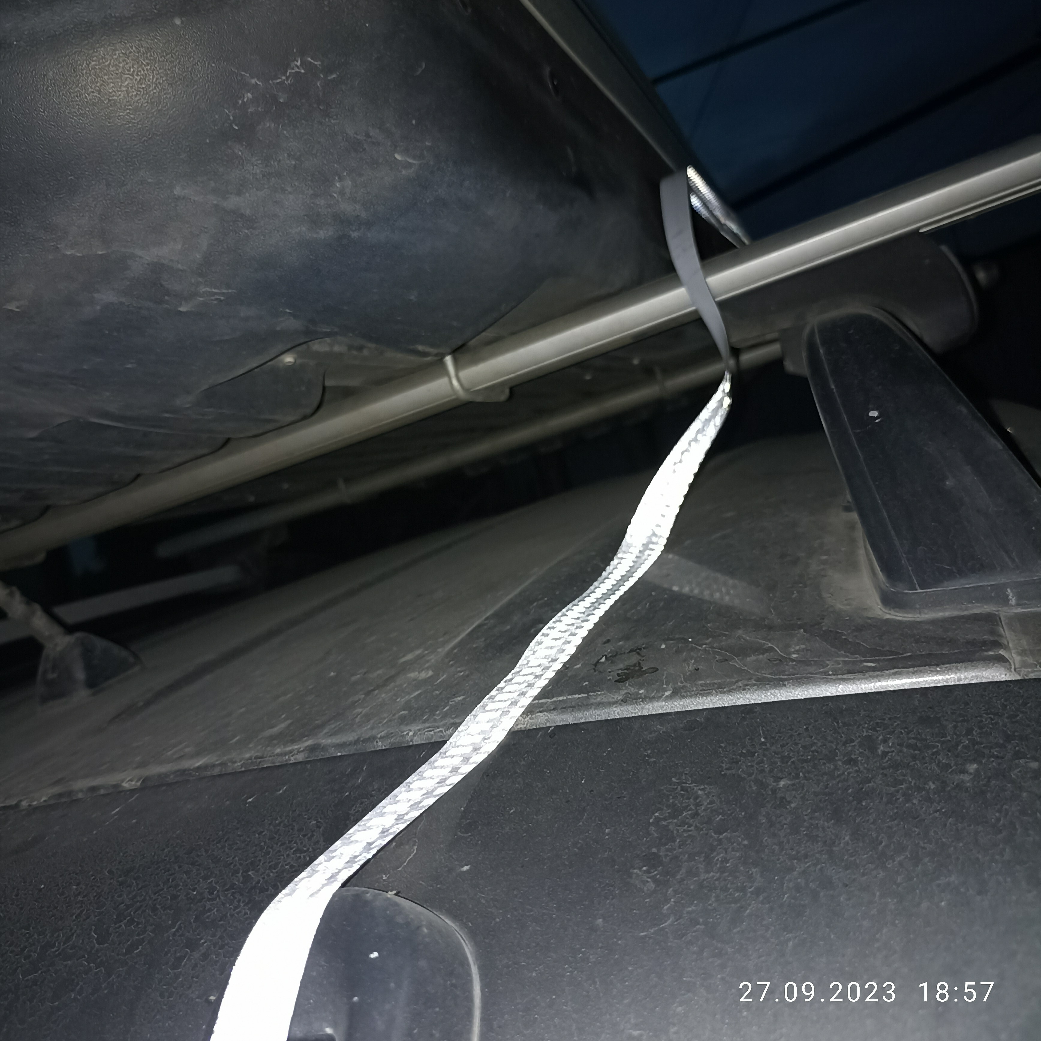 Фотография покупателя товара Светоотражающая лента, самоклеящаяся, белая, 2 см х 8 м - Фото 2