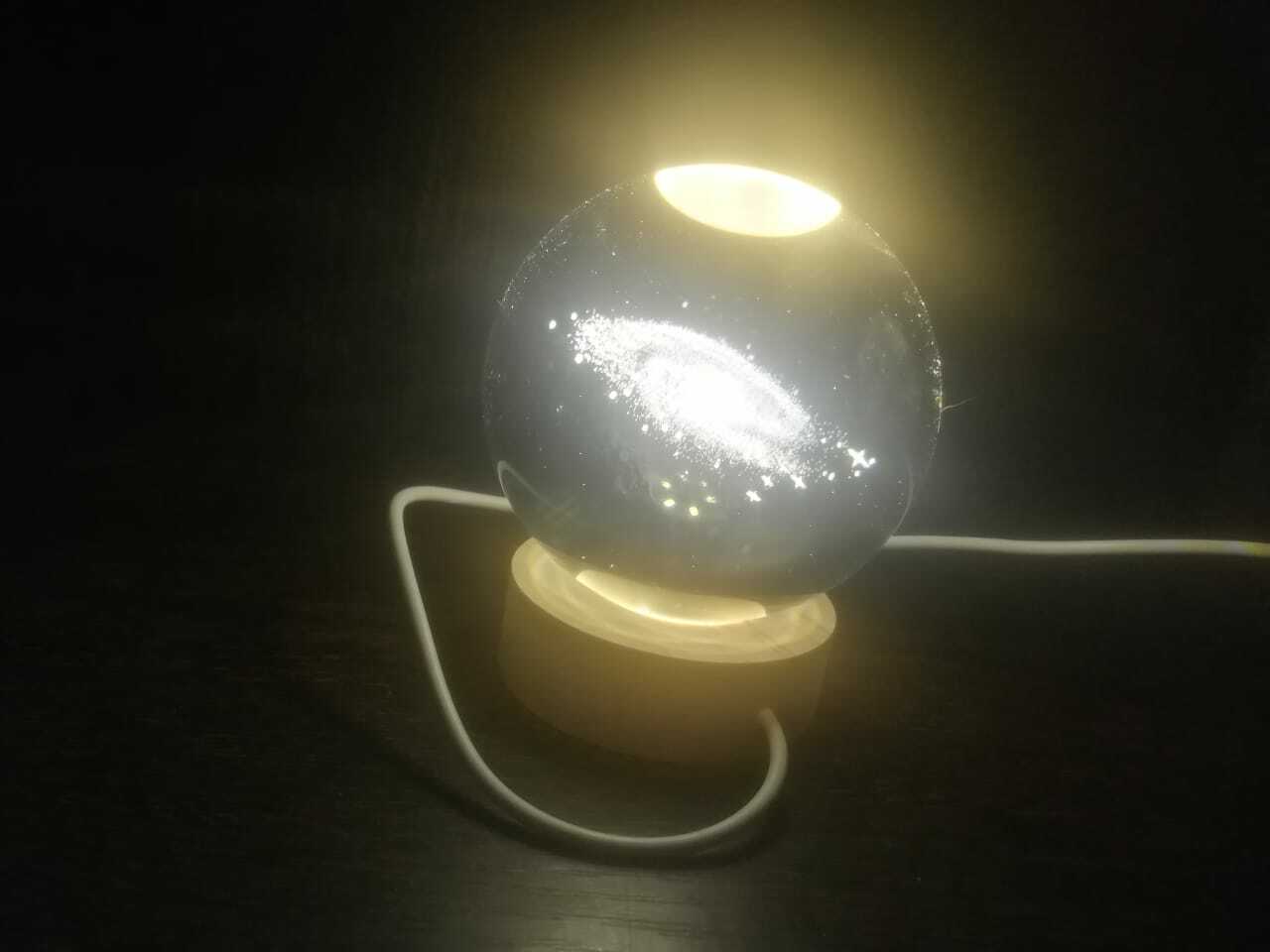 Фотография покупателя товара Сувенир стекло подсветка "Млечный путь" d=8 см подставка дерево, USB 8х8х9,5 см - Фото 3