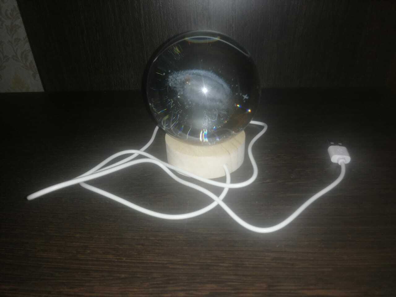 Фотография покупателя товара Сувенир стекло подсветка "Млечный путь" d=8 см подставка дерево, USB 8х8х9,5 см - Фото 2