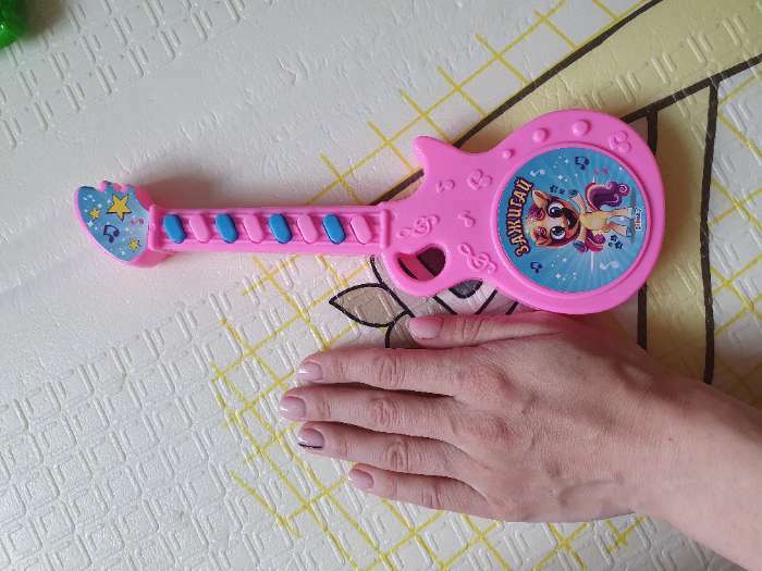Фотография покупателя товара Музыкальная гитара «Весёлые зверята», игрушечная, звук, цвет розовый