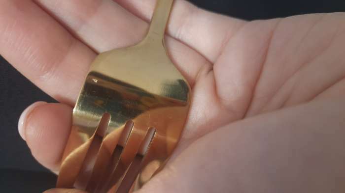 Фотография покупателя товара Вилка столовая из нержавеющей стали Magistro «Блинк», 21,5×3 см, на подвесе, зелёная ручка, цвет металла золотой - Фото 6