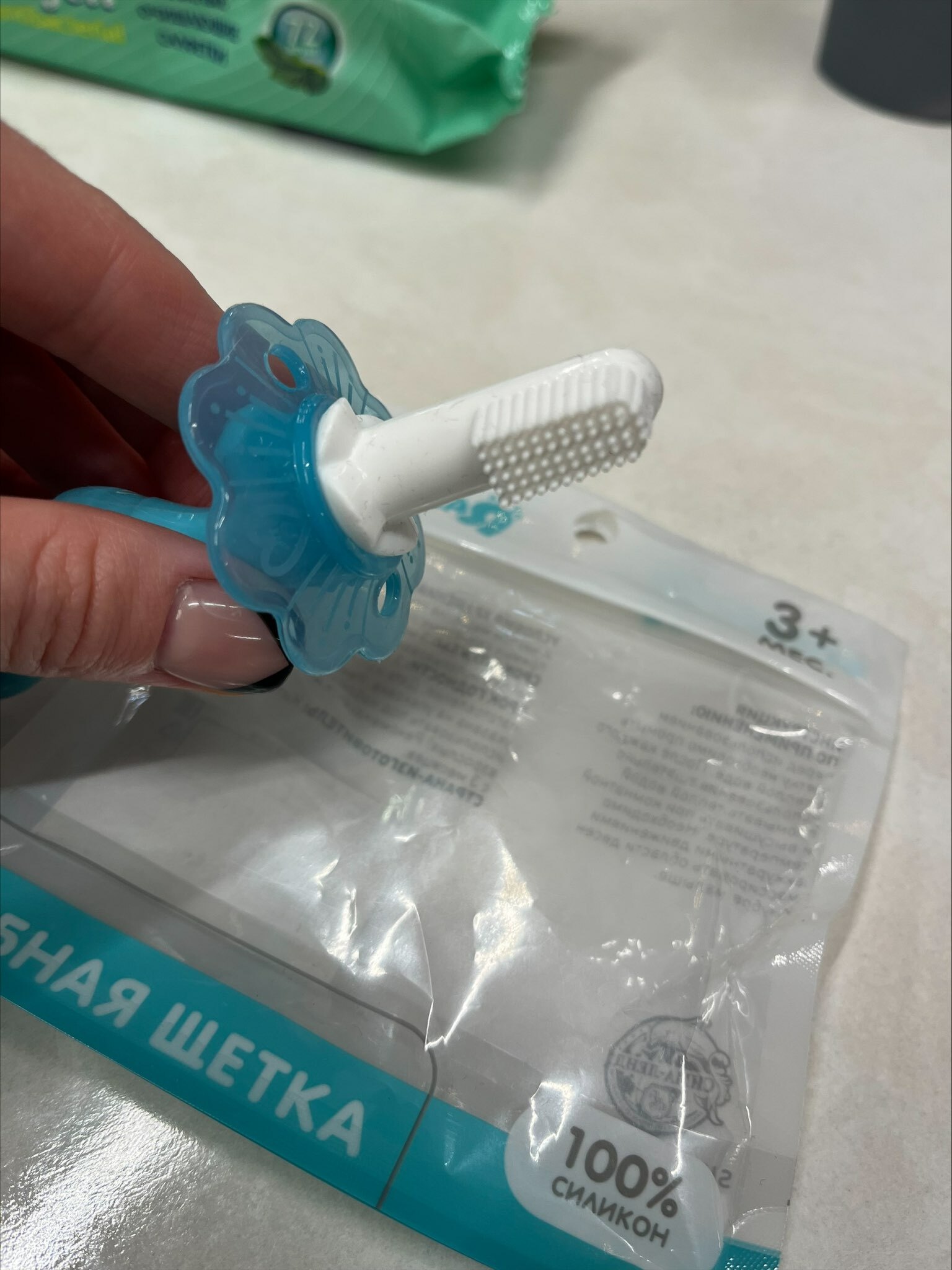 Фотография покупателя товара Детская зубная щетка-массажер, «Морской конёк», силиконовая, с ограничителем, от 3 мес., цвет МИКС - Фото 2