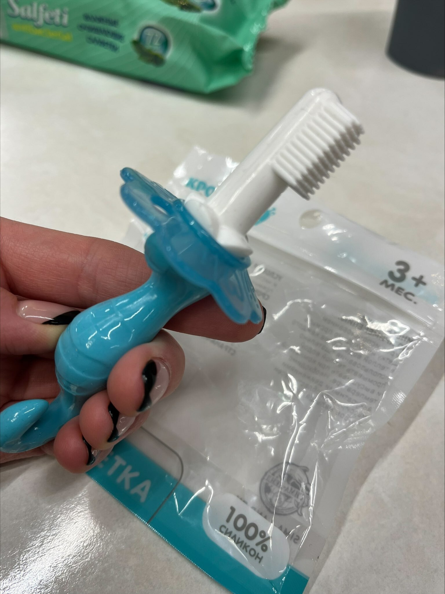 Фотография покупателя товара Детская зубная щетка-массажер, «Морской конёк», силиконовая, с ограничителем, от 3 мес., цвет МИКС - Фото 3