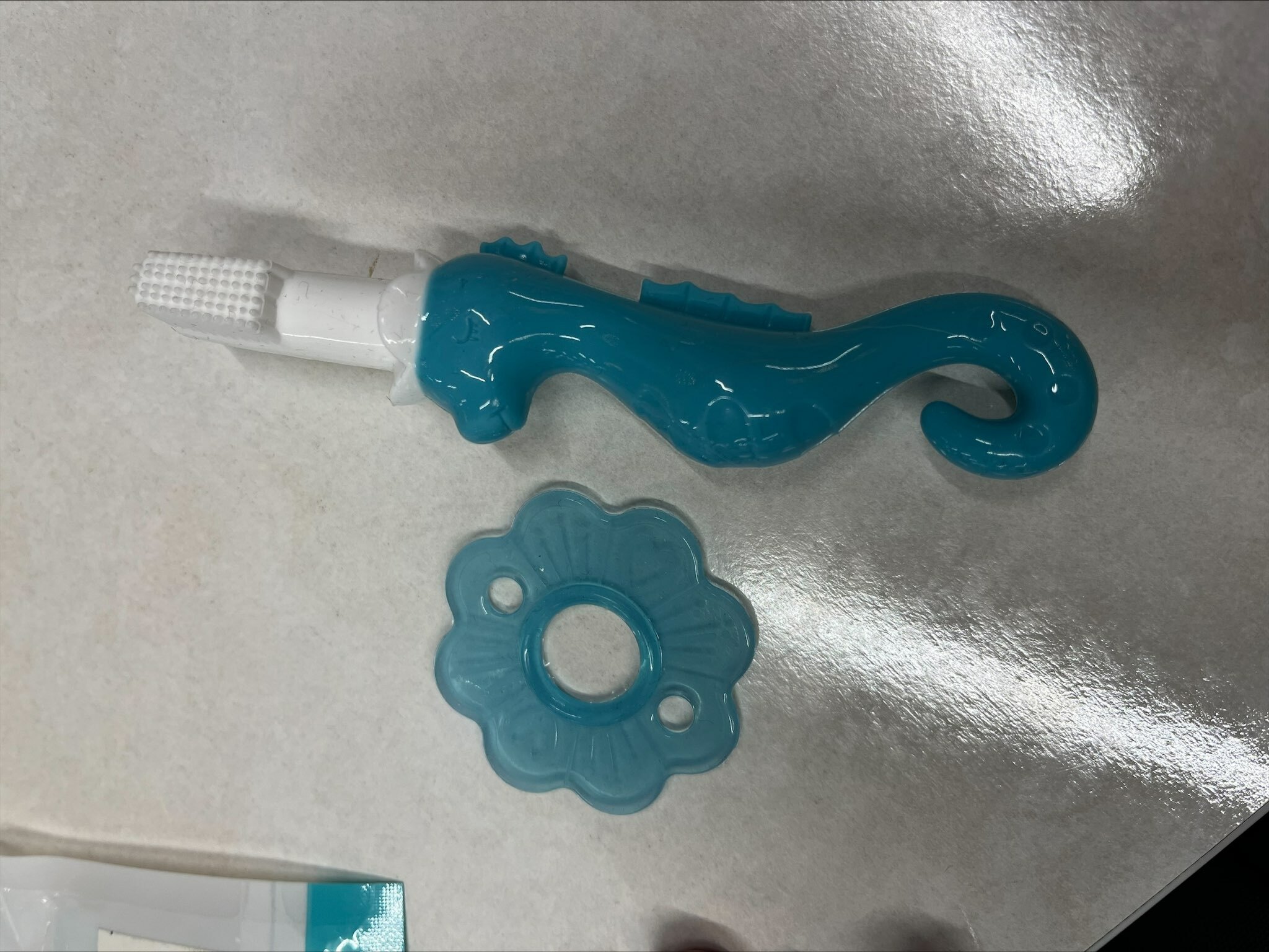 Фотография покупателя товара Детская зубная щетка-массажер, «Морской конёк», силиконовая, с ограничителем, от 3 мес., цвет МИКС - Фото 1