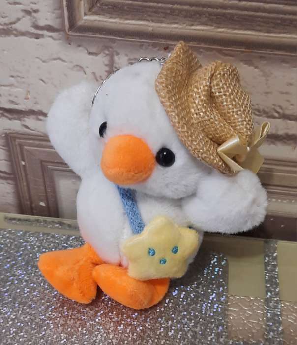 Фотография покупателя товара Мягкая игрушка «Утёнок в шляпке» на брелоке, 11 см, цвет белый - Фото 2