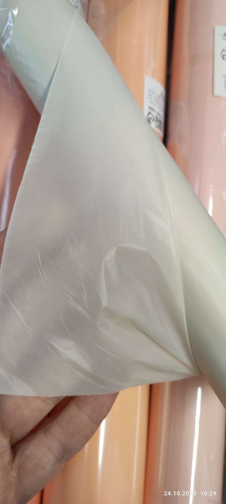 Фотография покупателя товара Плёнка для цветов упаковочная тишью влагостойкая «Капучино», 0.6×8 м, 30 мкм - Фото 1