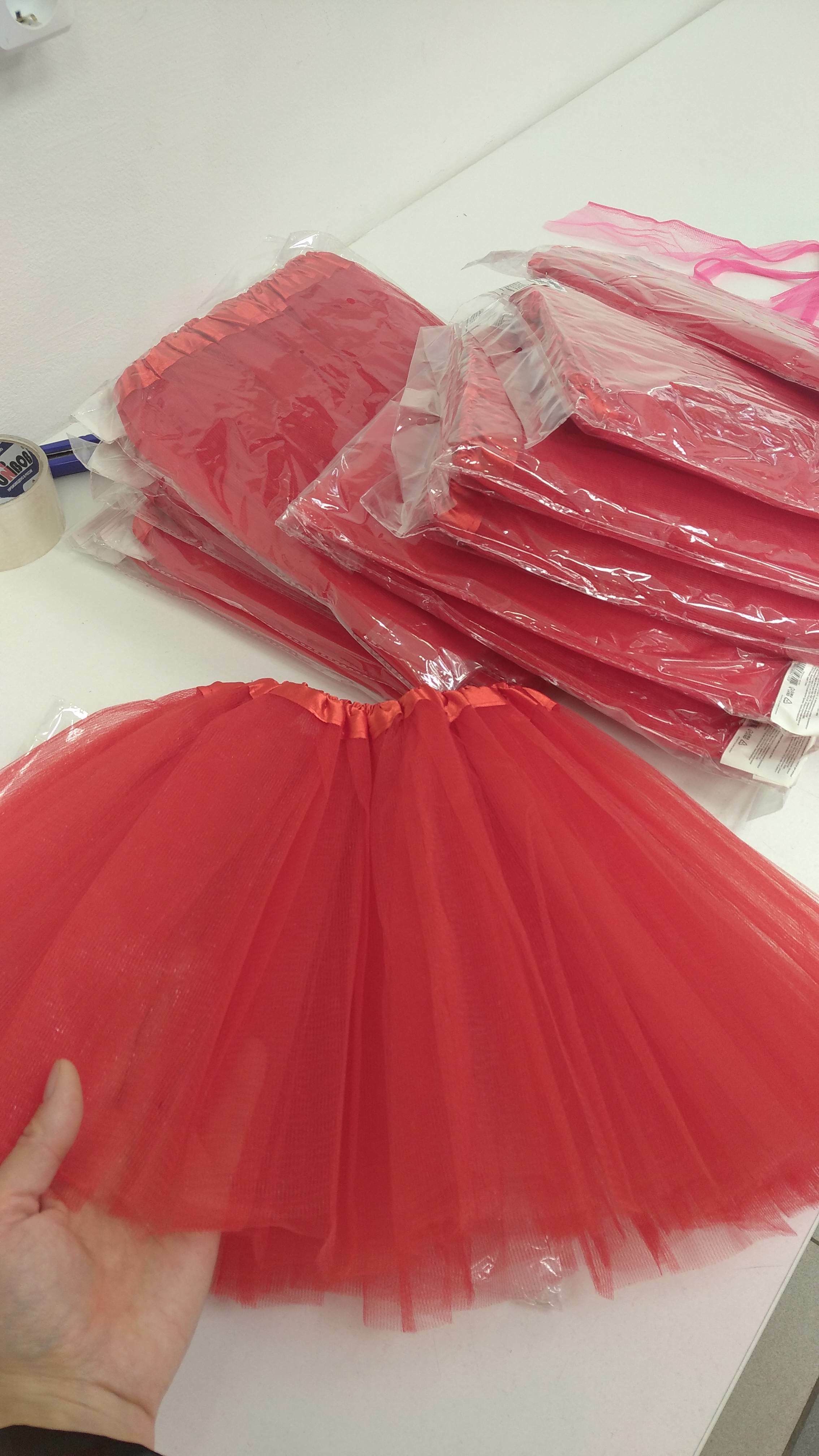 Фотография покупателя товара Карнавальная юбка трёхслойная 4-6 лет, цвет красный - Фото 2