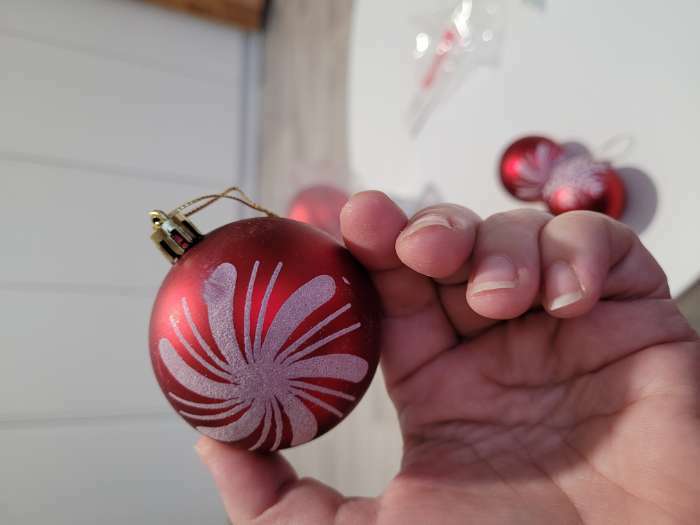 Фотография покупателя товара Ёлочные игрушки «Снежинки ассорти», шары новогодние, d=6 см, набор 6 шт., красный - Фото 1