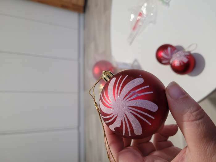 Фотография покупателя товара Ёлочные игрушки «Снежинки ассорти», шары новогодние, d=6 см, набор 6 шт., красный - Фото 3