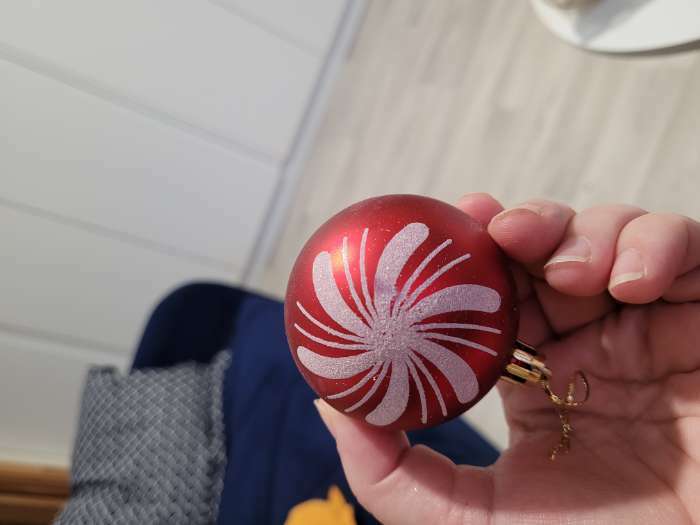 Фотография покупателя товара Ёлочные игрушки «Снежинки ассорти», шары новогодние, d=6 см, набор 6 шт., красный - Фото 4