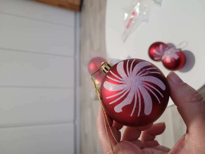 Фотография покупателя товара Ёлочные игрушки «Снежинки ассорти», шары новогодние, d=6 см, набор 6 шт., красный - Фото 2