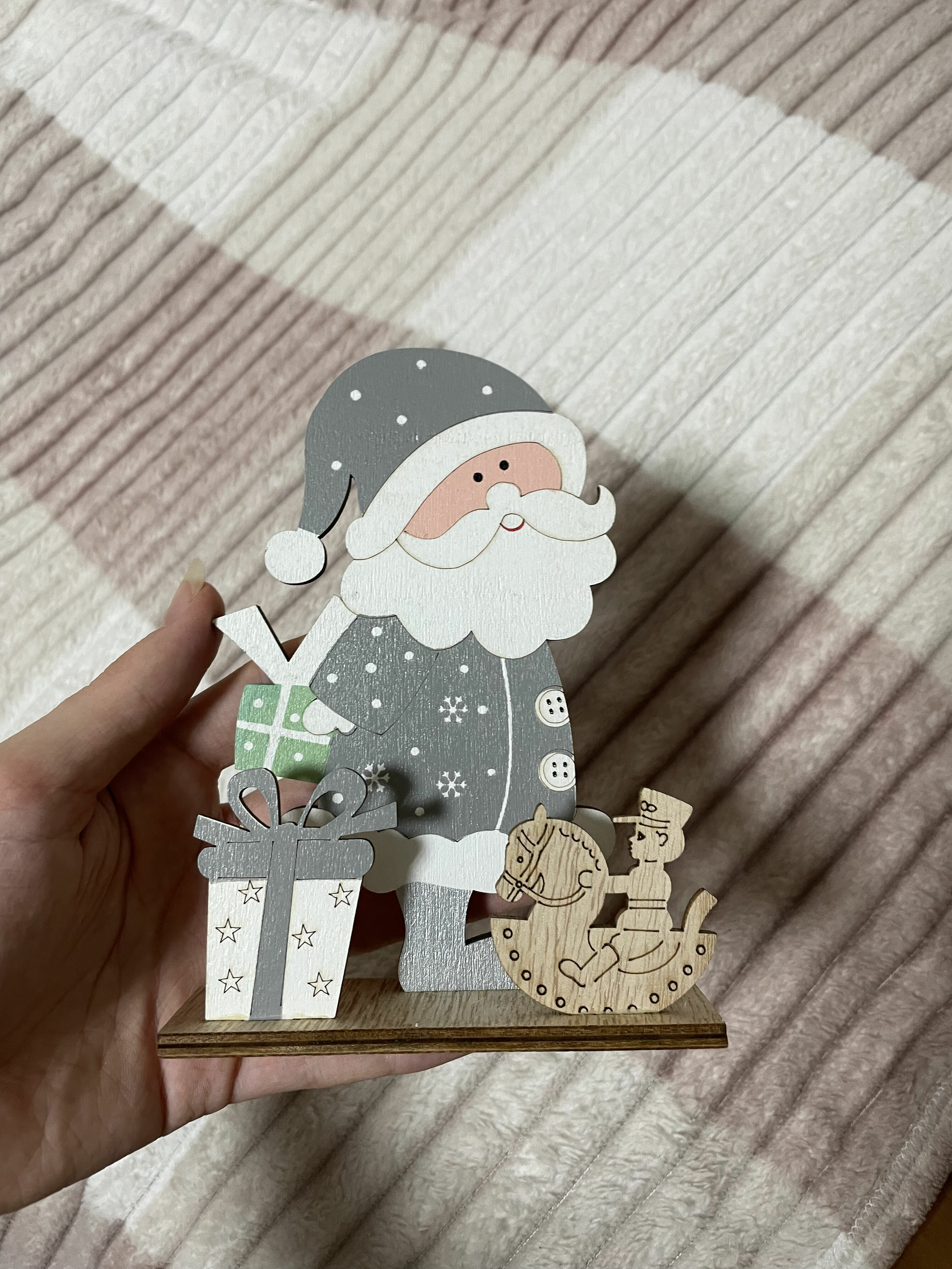 Фотография покупателя товара Новогодний настольный декор «Дед Мороз с подарками» 3.5×9.5×16 см - Фото 1