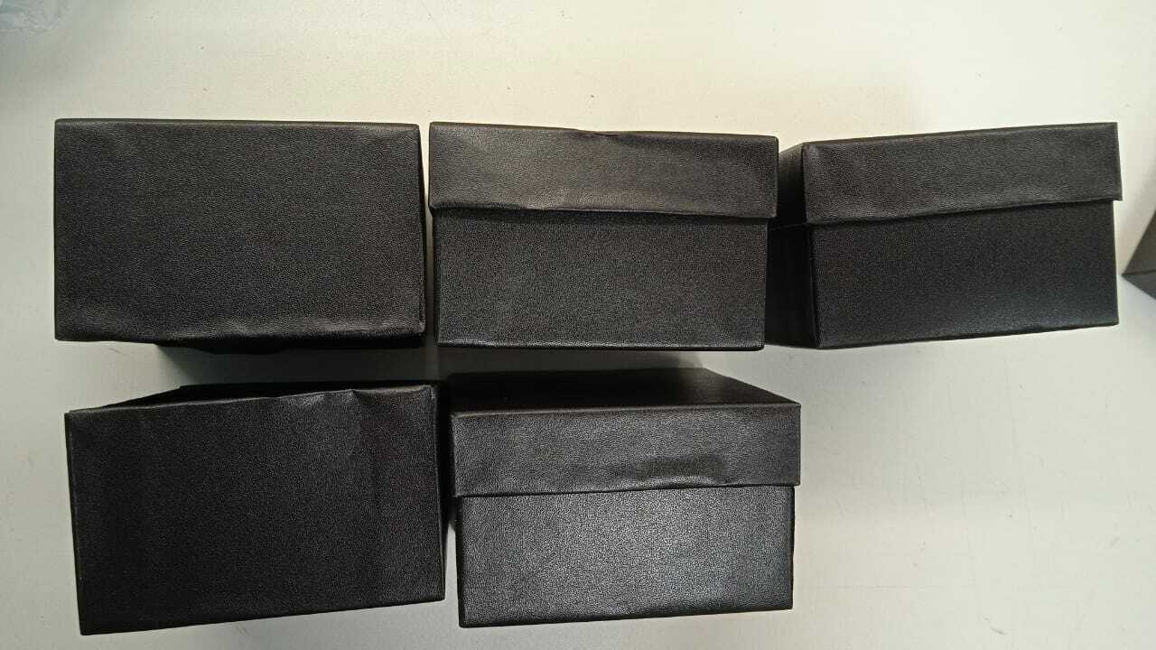 Фотография покупателя товара Коробочка подарочная под часы «Минимал», 9×9 (размер полезной части 8,3×8,3см), цвет чёрный